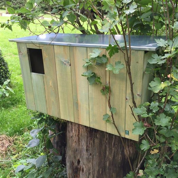 Grote foto prachtige nestkast voor vogels en eekhoorns tuin en terras tuindecoratie
