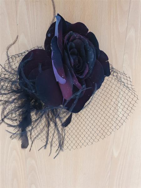 Grote foto burgundy velvet rose fascinator. kleding dames sieraden