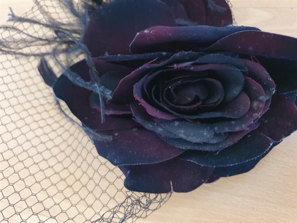 Grote foto burgundy velvet rose fascinator. kleding dames sieraden