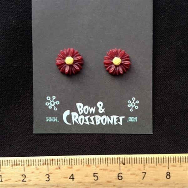 Grote foto bow and crossbones burgundy daisy flower stud earrings. kleding dames sieraden