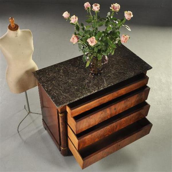 Grote foto antieke kasten grote empire commode ca. 1815 in bloemmahonie gemerkt wallaert a bruxelles met antiek en kunst stoelen en banken