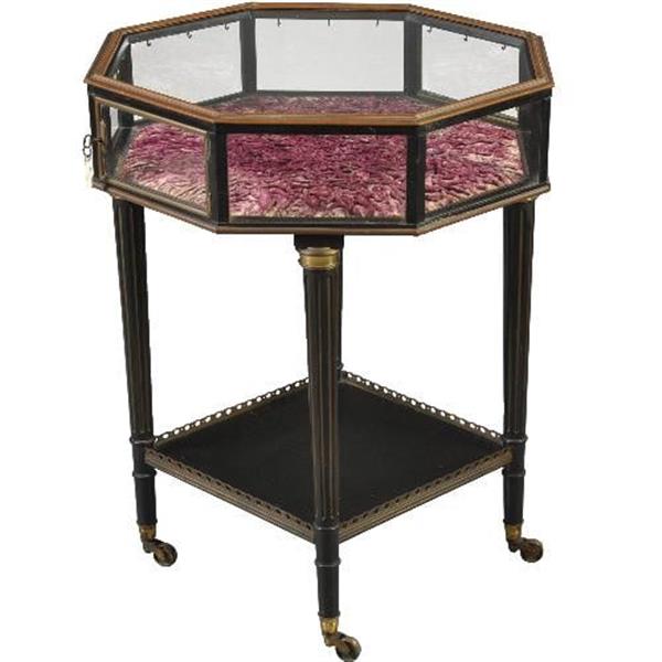 Grote foto antieke bijzettafels tafelvitrine bronzen 8 kantige horlogevitrine op zwart gedraaid onderstel no antiek en kunst stoelen en banken