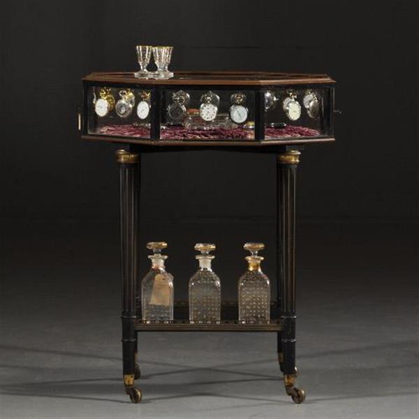 Grote foto antieke bijzettafels tafelvitrine bronzen 8 kantige horlogevitrine op zwart gedraaid onderstel no antiek en kunst stoelen en banken