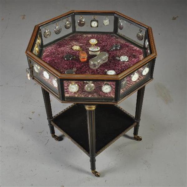 Grote foto antieke bijzettafels tafelvitrine bronzen 8 kantige horlogevitrine op zwart gedraaid onderstel no antiek en kunst stoelen en banken
