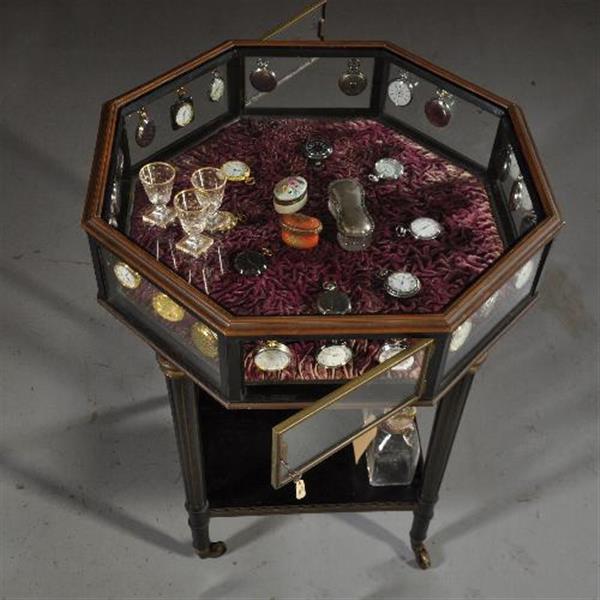 Grote foto antieke bijzettafels tafelvitrine bronzen 8 kantige horlogevitrine op zwart gedraaid onderstel no antiek en kunst stoelen en banken