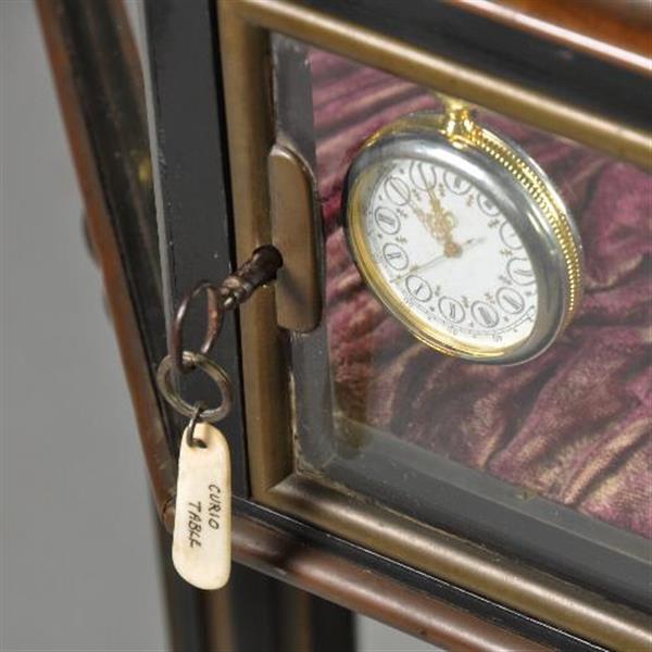 Grote foto antieke bijzettafels tafelvitrine bronzen 8 kantige horlogevitrine op zwart gedraaid onderstel no antiek en kunst stoelen en banken