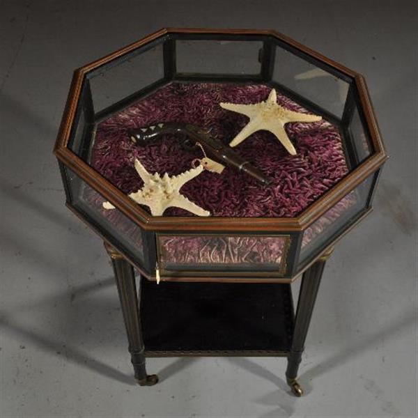 Grote foto antieke bijzettafels tafelvitrine bronzen 8 kantige horlogevitrine op zwart gedraaid onderstel no antiek en kunst stoelen en banken