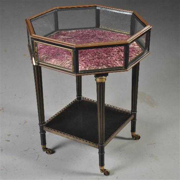 Grote foto antieke bijzettafels tafelvitrine bronzen 8 kantige horlogevitrine op zwart gedraaid onderstel no antiek en kunst stoelen en banken