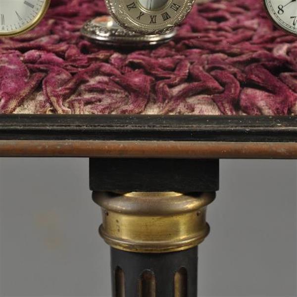 Grote foto antieke bijzettafels tafelvitrine bronzen 8 kantige horlogevitrine op zwart gedraaid onderstel no antiek en kunst stoelen en banken