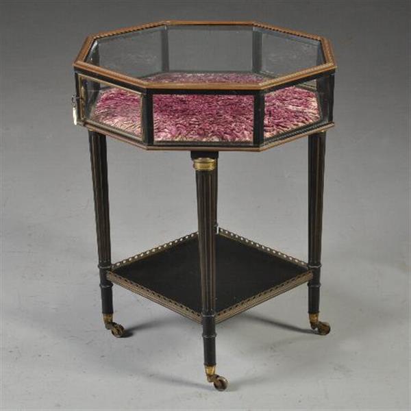 Grote foto antieke bijzettafels tafelvitrine bronzen 8 kantige horlogevitrine op zwart gedraaid onderstel no antiek en kunst stoelen en banken