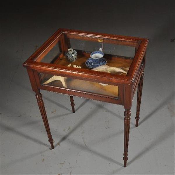 Grote foto antieke bijzettafels tafelvitrine in mahonie ca. 1890 met aan 5 kanten glas no.432235 antiek en kunst stoelen en banken