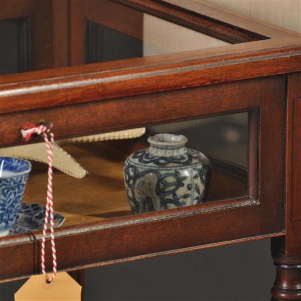 Grote foto antieke bijzettafels tafelvitrine in mahonie ca. 1890 met aan 5 kanten glas no.432235 antiek en kunst stoelen en banken