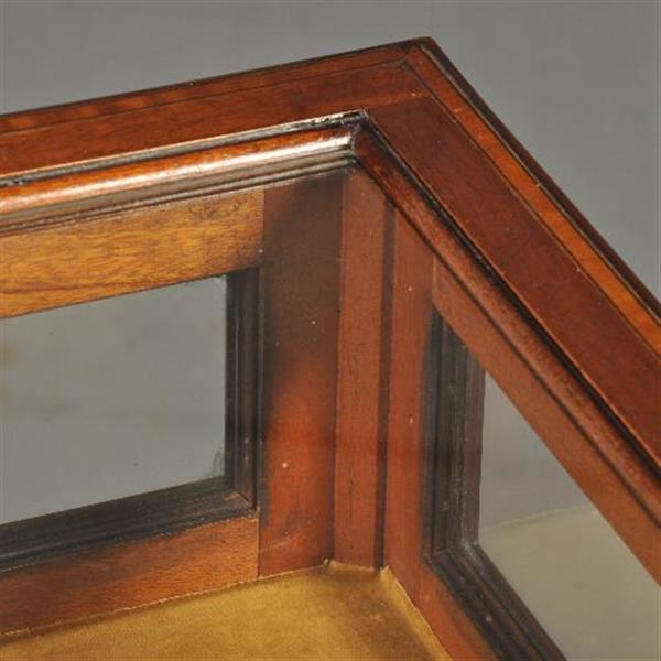 Grote foto antieke bijzettafels tafelvitrine in mahonie ca. 1890 met aan 5 kanten glas no.432235 antiek en kunst stoelen en banken