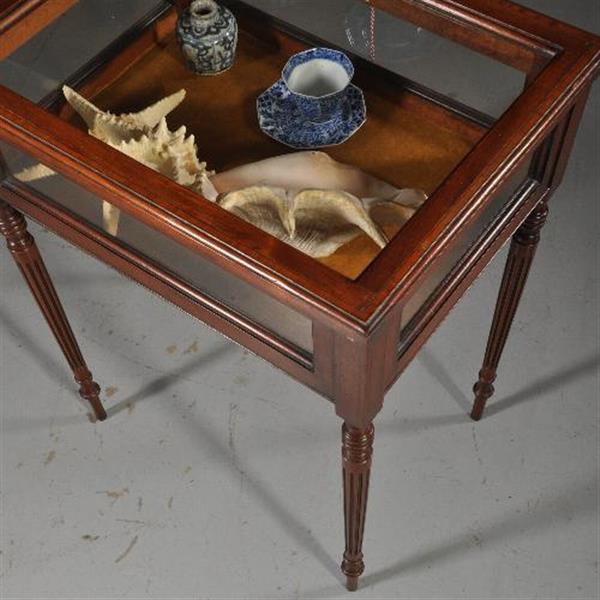 Grote foto antieke bijzettafels tafelvitrine in mahonie ca. 1890 met aan 5 kanten glas no.432235 antiek en kunst stoelen en banken