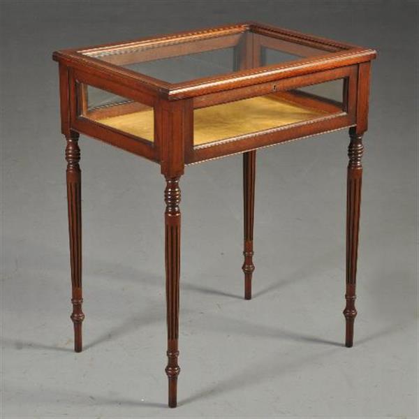 Grote foto antieke bijzettafels tafelvitrine in mahonie ca. 1890 met aan 5 kanten glas no.432235 antiek en kunst stoelen en banken
