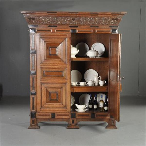 Grote foto antieke kast gelderse kussenkast op slofpoten in eiken met ingelegd met ebbenhout o.a. een hartje antiek en kunst stoelen en banken