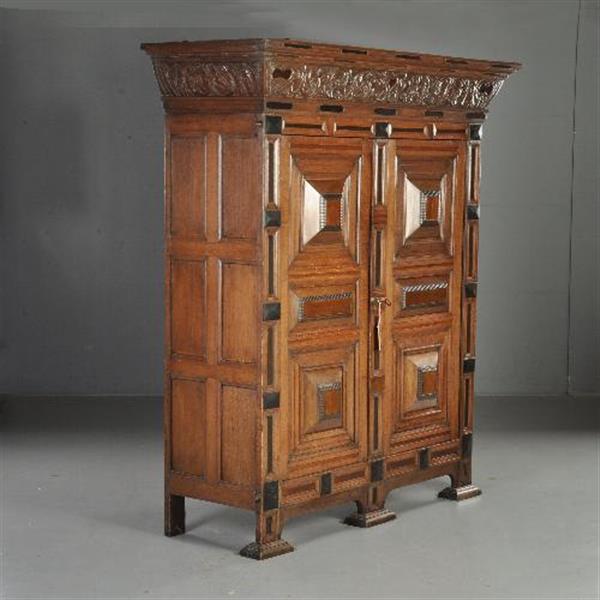 Grote foto antieke kast gelderse kussenkast op slofpoten in eiken met ingelegd met ebbenhout o.a. een hartje antiek en kunst stoelen en banken