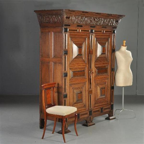Grote foto antieke kast gelderse kussenkast op slofpoten in eiken met ingelegd met ebbenhout o.a. een hartje antiek en kunst stoelen en banken