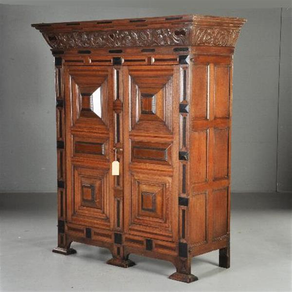 Grote foto antieke kast gelderse kussenkast op slofpoten in eiken met ingelegd met ebbenhout o.a. een hartje antiek en kunst stoelen en banken