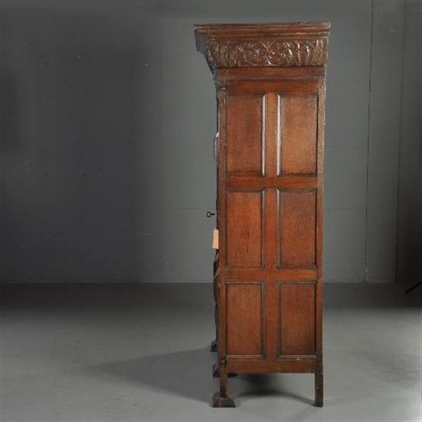 Grote foto antieke kast gelderse kussenkast op slofpoten in eiken met ingelegd met ebbenhout o.a. een hartje antiek en kunst stoelen en banken