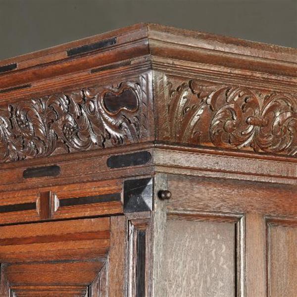 Grote foto antieke kast gelderse kussenkast op slofpoten in eiken met ingelegd met ebbenhout o.a. een hartje antiek en kunst stoelen en banken