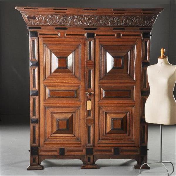 Grote foto antieke kast gelderse kussenkast op slofpoten in eiken met ingelegd met ebbenhout o.a. een hartje antiek en kunst stoelen en banken
