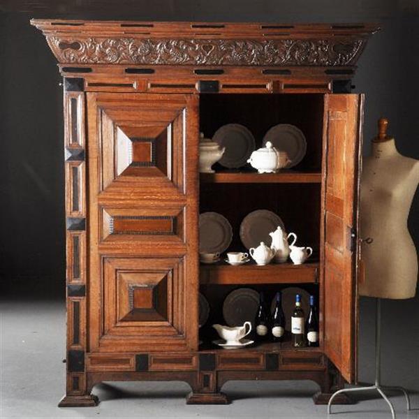 Grote foto antieke kast gelderse kussenkast op slofpoten in eiken met ingelegd met ebbenhout o.a. een hartje antiek en kunst stoelen en banken