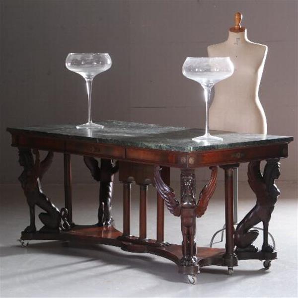 Grote foto antieke tafels kapitale empire stijl bibliotheektafel schrijftafel ca. 1920 met vier gevleugelde antiek en kunst stoelen en banken