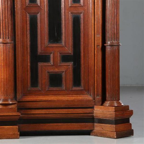 Grote foto antieke kast utrechtse kast 17e eeuw eiken met ebben op sloffen no.610255 antiek en kunst stoelen en banken