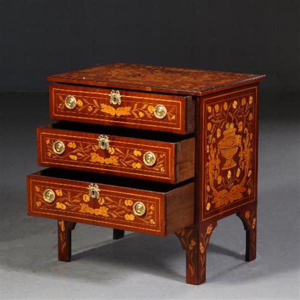 Grote foto antieke kasten kleine hollandse barok commode 18e eeuw 4 zijdig rijkelijk van marqueterie voorzie antiek en kunst stoelen en banken