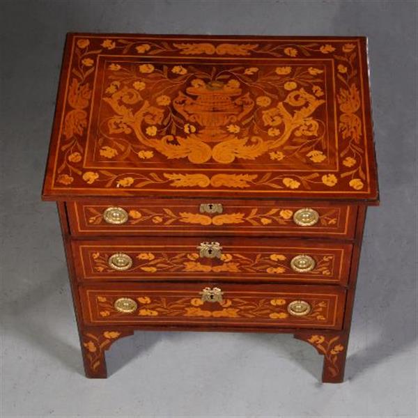 Grote foto antieke kasten kleine hollandse barok commode 18e eeuw 4 zijdig rijkelijk van marqueterie voorzie antiek en kunst stoelen en banken