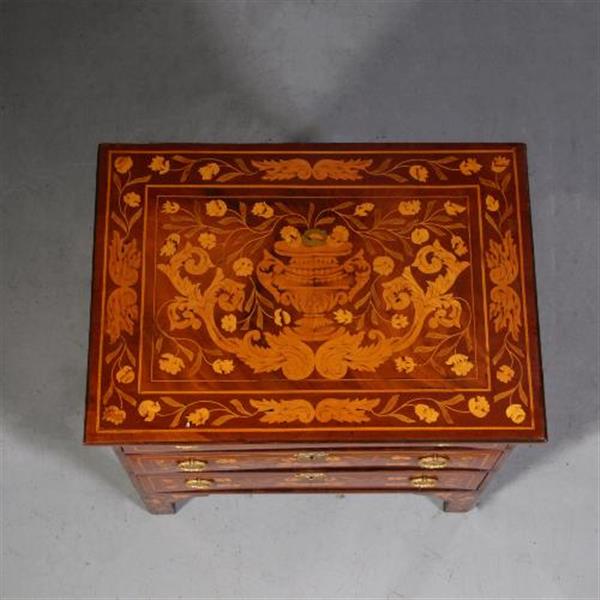 Grote foto antieke kasten kleine hollandse barok commode 18e eeuw 4 zijdig rijkelijk van marqueterie voorzie antiek en kunst stoelen en banken