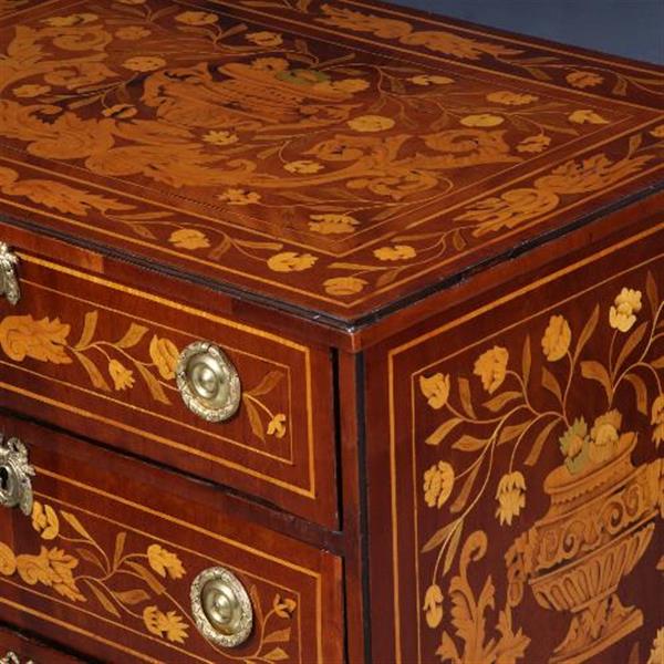 Grote foto antieke kasten kleine hollandse barok commode 18e eeuw 4 zijdig rijkelijk van marqueterie voorzie antiek en kunst stoelen en banken