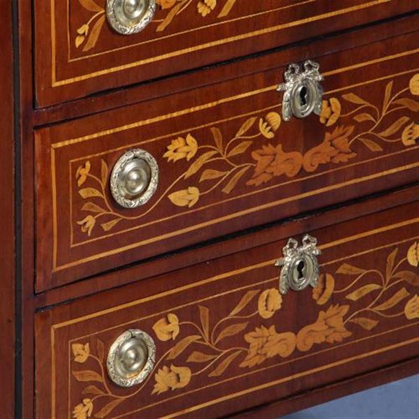 Grote foto antieke kasten kleine hollandse barok commode 18e eeuw 4 zijdig rijkelijk van marqueterie voorzie antiek en kunst stoelen en banken