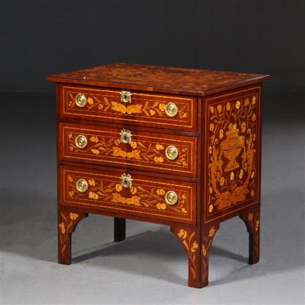 Grote foto antieke kasten kleine hollandse barok commode 18e eeuw 4 zijdig rijkelijk van marqueterie voorzie antiek en kunst stoelen en banken