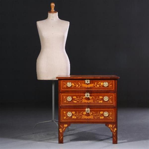 Grote foto antieke kasten kleine hollandse barok commode 18e eeuw 4 zijdig rijkelijk van marqueterie voorzie antiek en kunst stoelen en banken