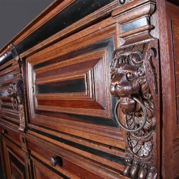 Grote foto antieke kasten zeeuwse vierdeurskast ca. 1660 met kussens en ebbenhout no.681429 antiek en kunst stoelen en banken