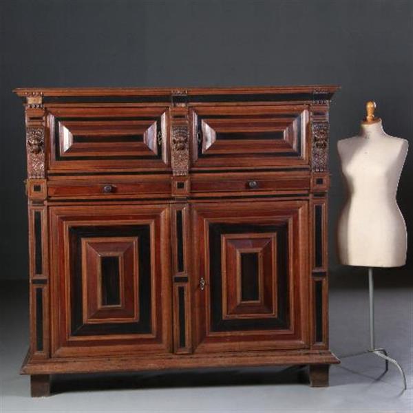 Grote foto antieke kasten zeeuwse vierdeurskast ca. 1660 met kussens en ebbenhout no.681429 antiek en kunst stoelen en banken