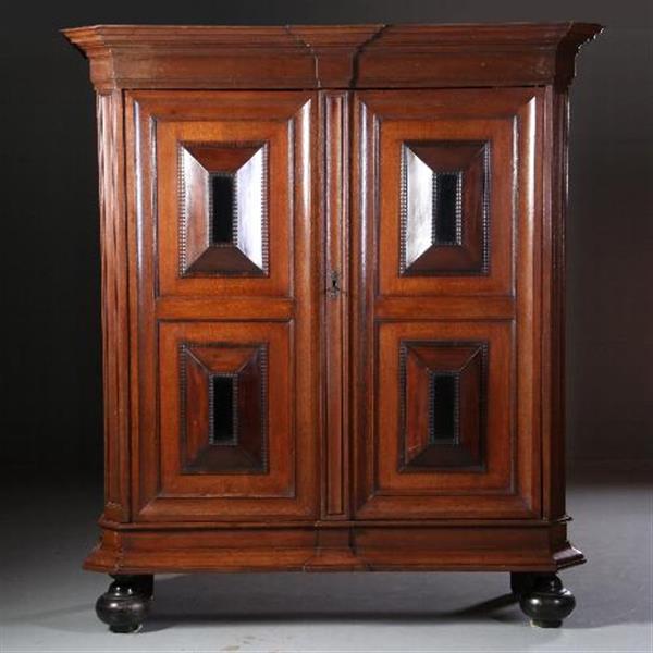 Grote foto antieke kasten grote hollandse vlaamse tweedeurs kussenkast ca. 1700 palissander kussens met vlak antiek en kunst stoelen en banken