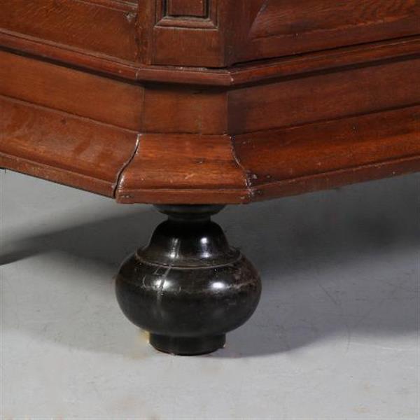 Grote foto antieke kasten grote hollandse vlaamse tweedeurs kussenkast ca. 1700 palissander kussens met vlak antiek en kunst stoelen en banken