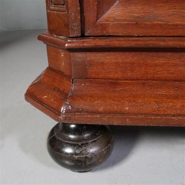 Grote foto antieke kasten grote hollandse vlaamse tweedeurs kussenkast ca. 1700 palissander kussens met vlak antiek en kunst stoelen en banken