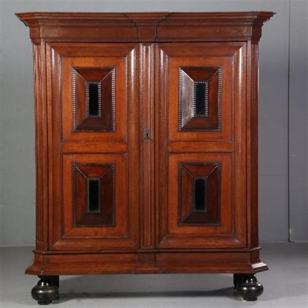 Grote foto antieke kasten grote hollandse vlaamse tweedeurs kussenkast ca. 1700 palissander kussens met vlak antiek en kunst stoelen en banken