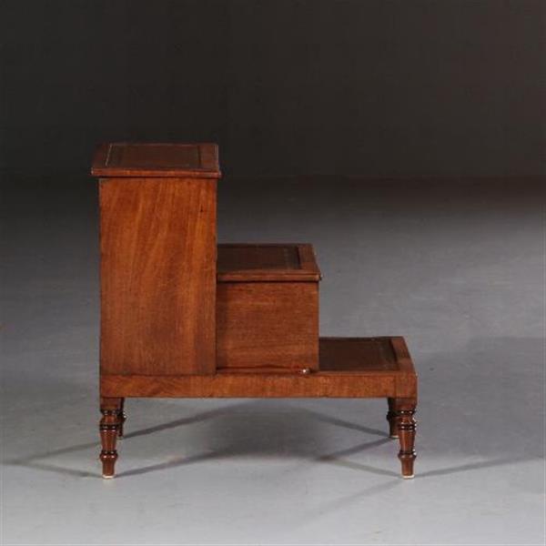 Grote foto antiek varia bibliotheektrapje in mahonie ca. 1830 met 2 compartimenten en 3 x bruin leer no. 701 antiek en kunst stoelen en banken