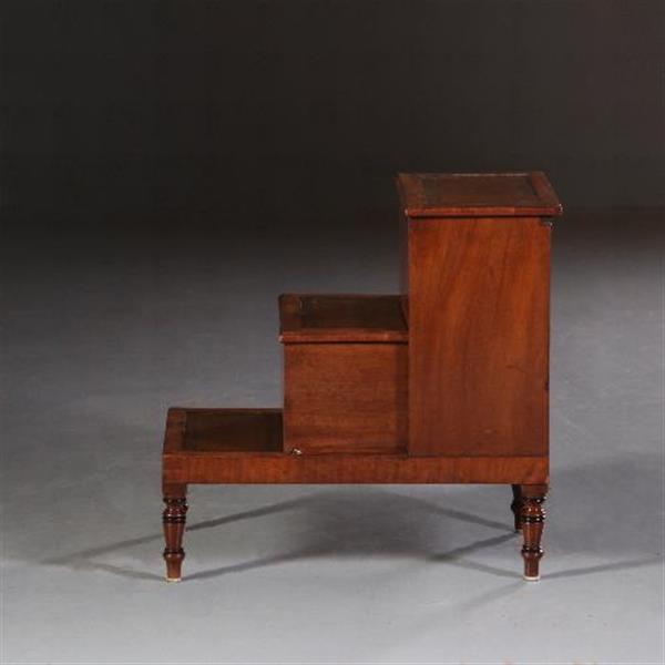 Grote foto antiek varia bibliotheektrapje in mahonie ca. 1830 met 2 compartimenten en 3 x bruin leer no. 701 antiek en kunst stoelen en banken