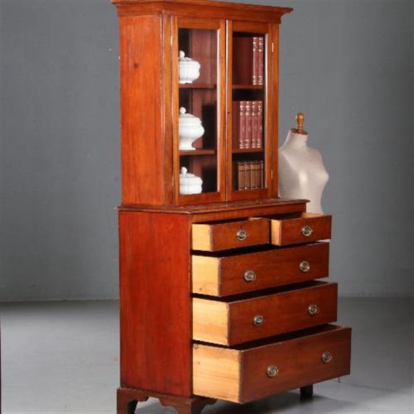Grote foto antieke kast boekenkast servieskast in mahonie ca. 1880 met oud glas en laden in de onderkast n antiek en kunst stoelen en banken