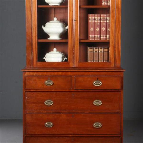 Grote foto antieke kast boekenkast servieskast in mahonie ca. 1880 met oud glas en laden in de onderkast n antiek en kunst stoelen en banken