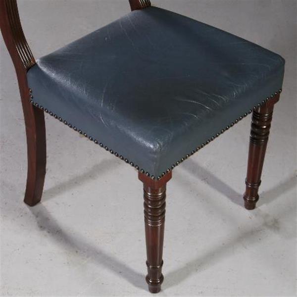 Grote foto antieke stoelen stel van 8 eetkamerstoelen met blauw leer engels 1890 mahonie no.692447 antiek en kunst stoelen en banken