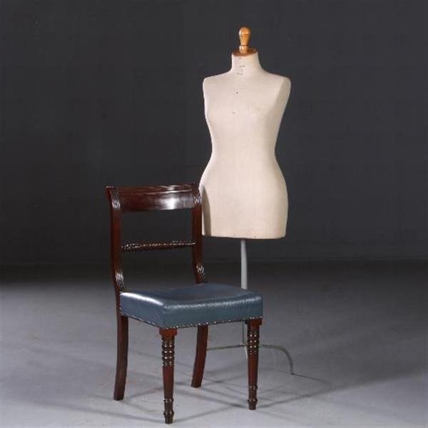 Grote foto antieke stoelen stel van 8 eetkamerstoelen met blauw leer engels 1890 mahonie no.692447 antiek en kunst stoelen en banken