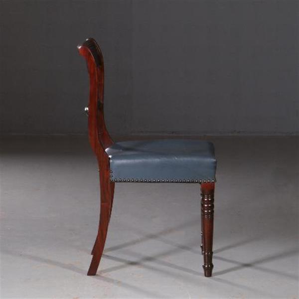 Grote foto antieke stoelen stel van 8 eetkamerstoelen met blauw leer engels 1890 mahonie no.692447 antiek en kunst stoelen en banken