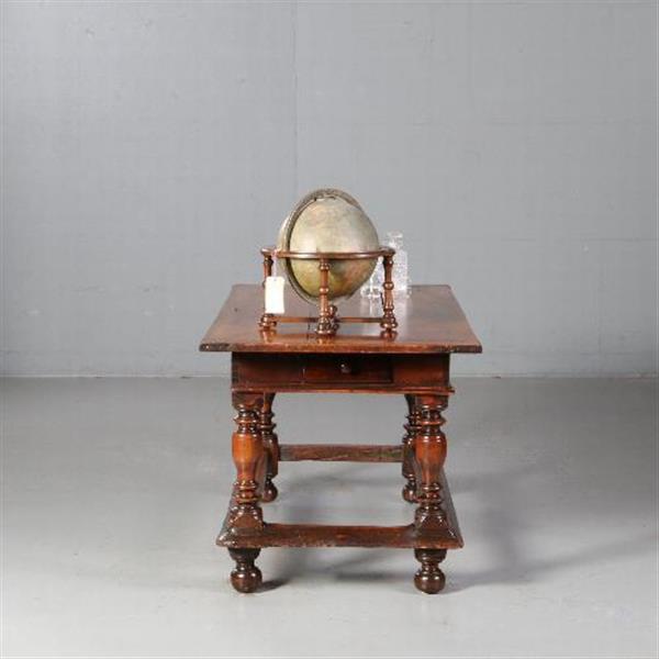 Grote foto antieke tafel hollandse doorleefde notenhouten tafel ca. 1690 no.752838 antiek en kunst stoelen en banken